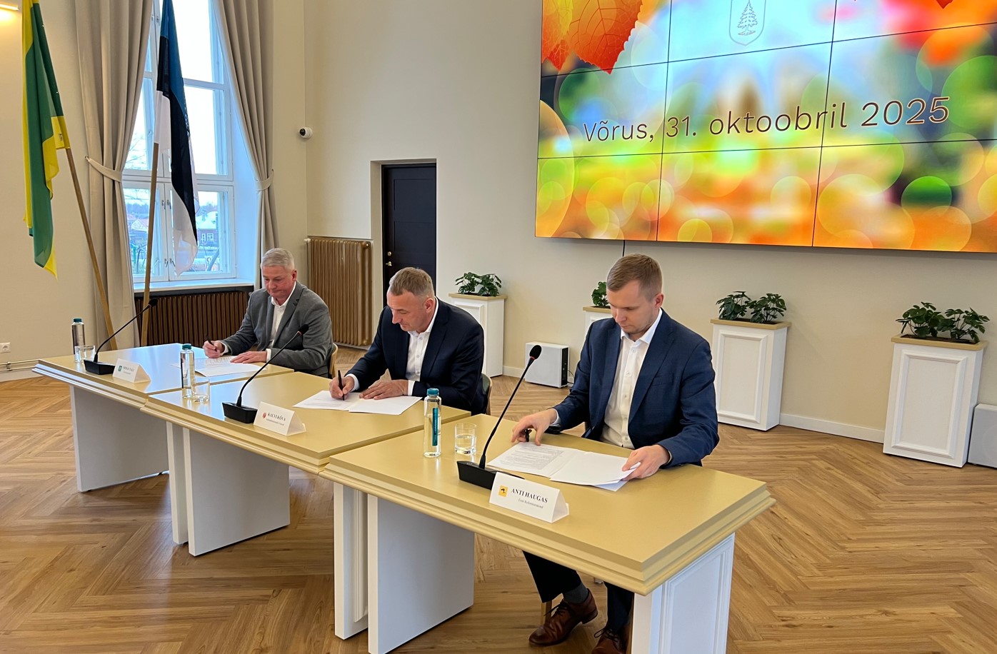 Lepingu allkirjastasid Urmas Tali (vasakult) Keskerakonnast, Kalvi Kõva Sotsiaaldemokraatlikust Erakonnast ja Anti Haugas Reformierakonnast. Fotod: VÕRUMAA TEATAJA